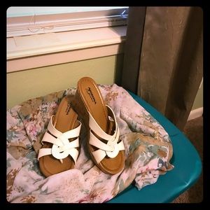 Arizona white wedge sandals size 7